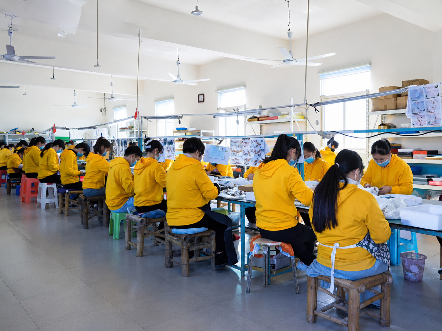HECHUNZI factory assembly line for custom nail brushes, artist brushes, and OEM brush products